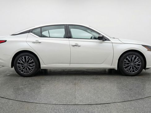 Used 2025 Nissan Altima 2.5 SV FWD image 11