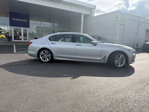 Used 2019 BMW 750i xDrive w/ Autobahn Package AWD/4WD image 2
