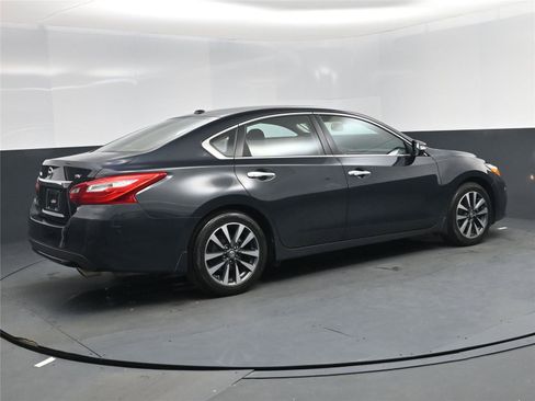 Used 2017 Nissan Altima 2.5 SV w/ Convenience Package image 4