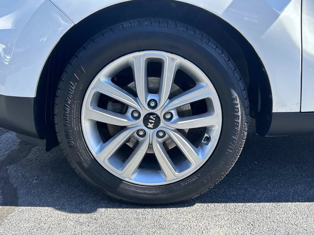 Used 2017 Kia Soul + FWD image 9