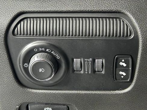 Used 2022 Jeep Wagoneer Series III w/ Premium Group I AWD/4WD image 32