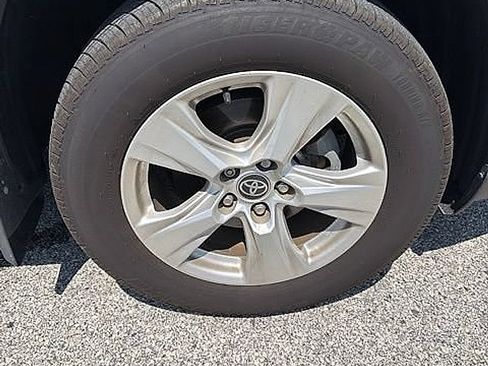 Used 2021 Toyota RAV4 XLE AWD/4WD image 8