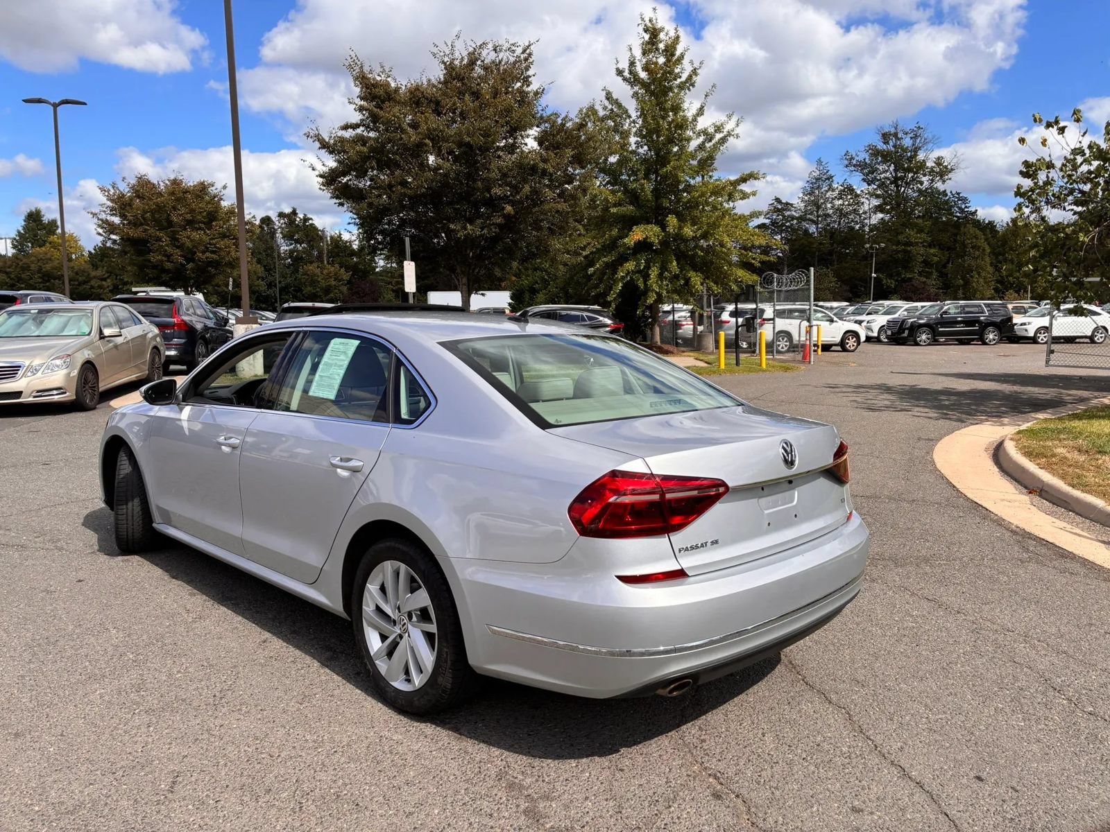 Used 2018 Volkswagen Passat 2.0T SE FWD image 32