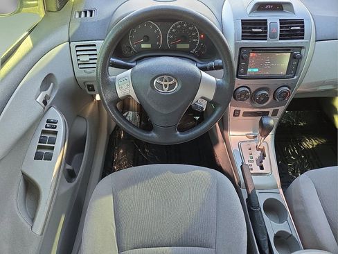 Used 2013 Toyota Corolla LE image 17