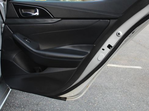 Used 2017 Nissan Maxima SR w/ Midnight Edition image 16
