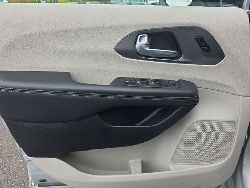 Used 2024 Chrysler Pacifica Touring-L FWD image 17