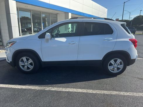 Used 2020 Chevrolet Trax LT w/ LT Convenience Package FWD image 2