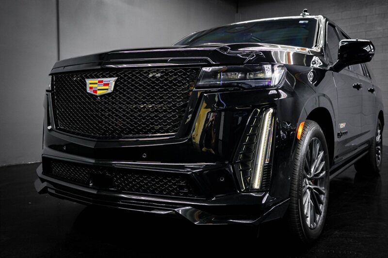 Used 2023 Cadillac Escalade ESV V w/ Heavy-Duty Trailer Package AWD/4WD image 9