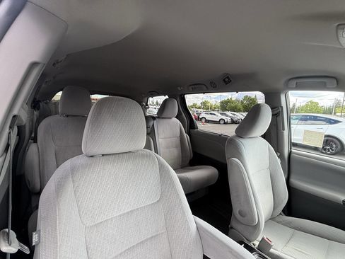 Used 2016 Toyota Sienna LE image 18