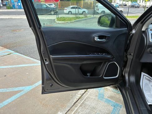 Used 2018 Jeep Compass Latitude w/ Popular Equipment Group FWD image 9