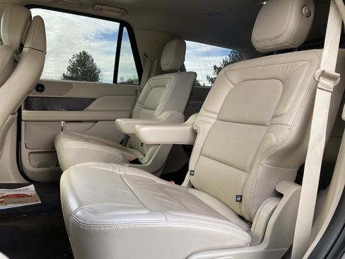 Used 2020 Lincoln Navigator Reserve image 8