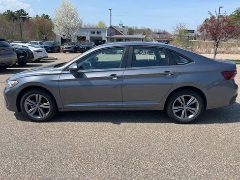Used 2024 Volkswagen Jetta SE FWD image 2