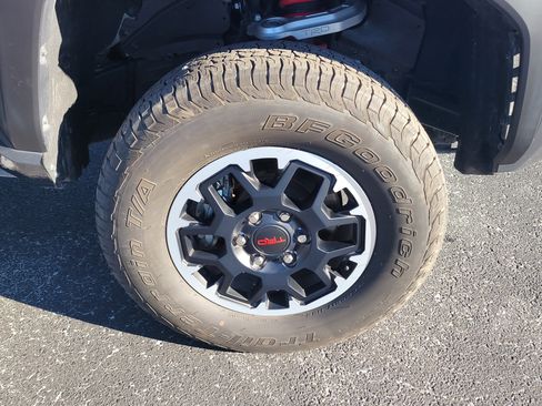 Certified 2025 Toyota Tacoma TRD Off-Road image 9