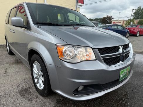 Used 2019 Dodge Grand Caravan SXT image 3