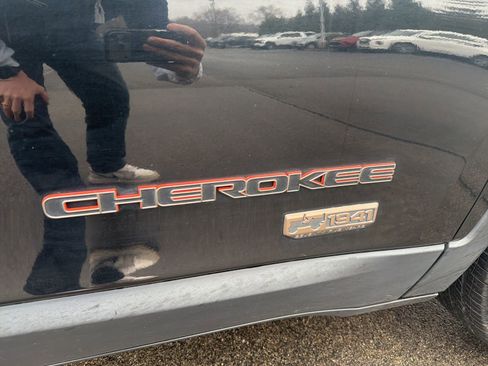 Used 2016 Jeep Cherokee 75th Anniversary image 29