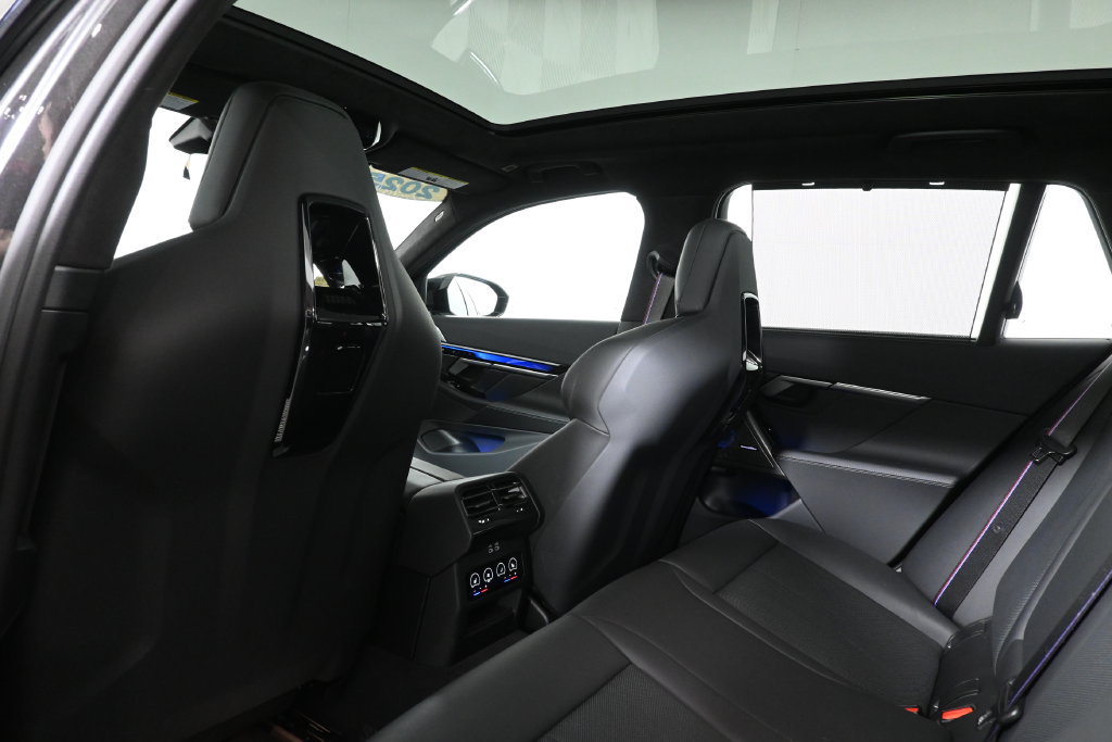 Used 2025 BMW M5 Touring AWD/4WD image 32