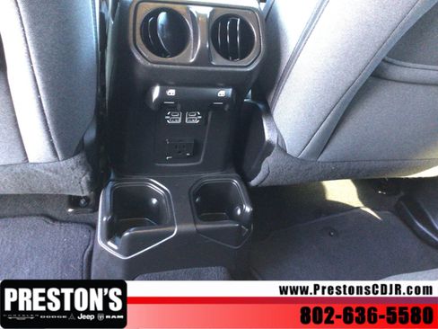 Used 2025 Jeep Wrangler Unlimited Sahara AWD/4WD image 30