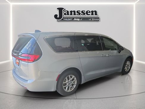 Used 2023 Chrysler Pacifica Touring-L FWD image 5