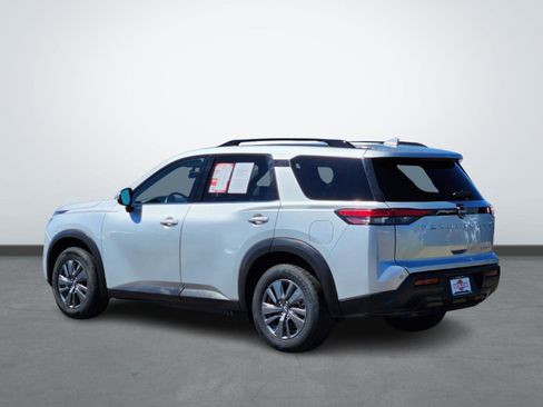 Used 2024 Nissan Pathfinder SV image 3