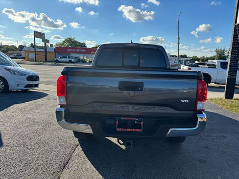 Used 2017 Toyota Tacoma SR5 image 5