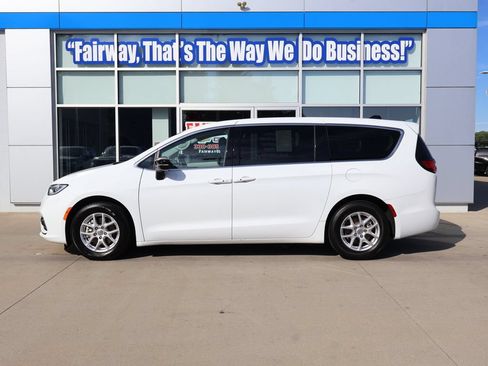 Used 2024 Chrysler Pacifica Touring-L FWD image 7