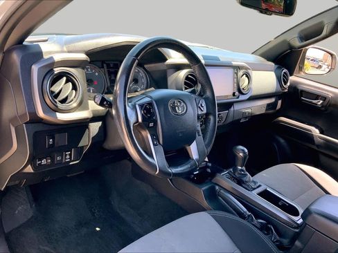 Used 2020 Toyota Tacoma TRD Sport w/ Technology Package AWD/4WD image 17