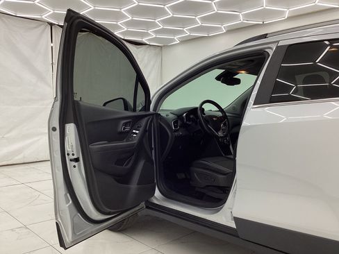 Used 2018 Chevrolet Trax LT w/ LT Convenience Package AWD/4WD image 16