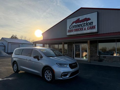 Used 2024 Chrysler Pacifica Touring-L image 2