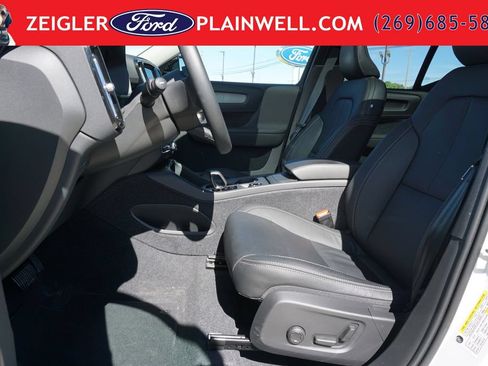 Used 2024 Volvo XC40 B5 Core AWD/4WD image 19