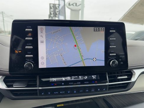 Used 2023 Toyota Sienna Platinum image 18