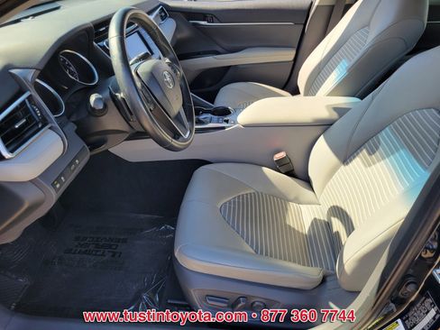 Certified 2018 Toyota Camry SE image 9