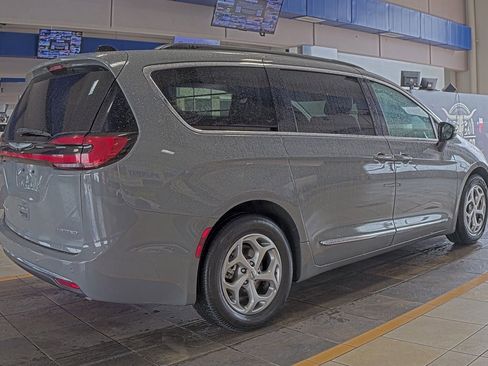 Used 2023 Chrysler Pacifica Limited FWD image 3