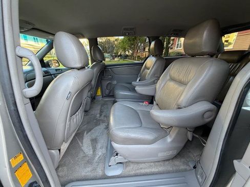 Used 2010 Toyota Sienna LE FWD image 32