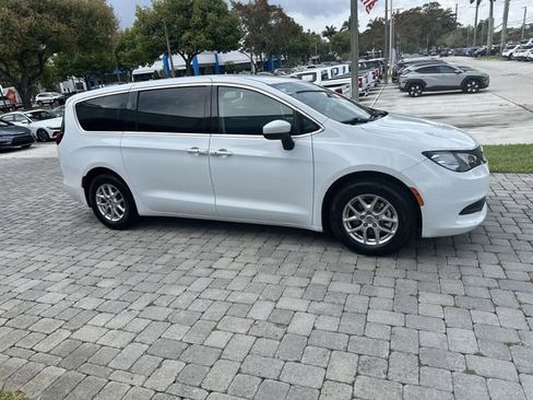 Used 2023 Chrysler Voyager LX FWD image 15
