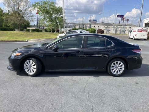 Used 2018 Toyota Camry LE image 2