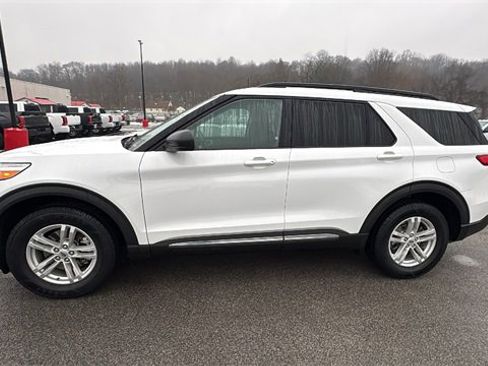 Used 2021 Ford Explorer XLT image 2