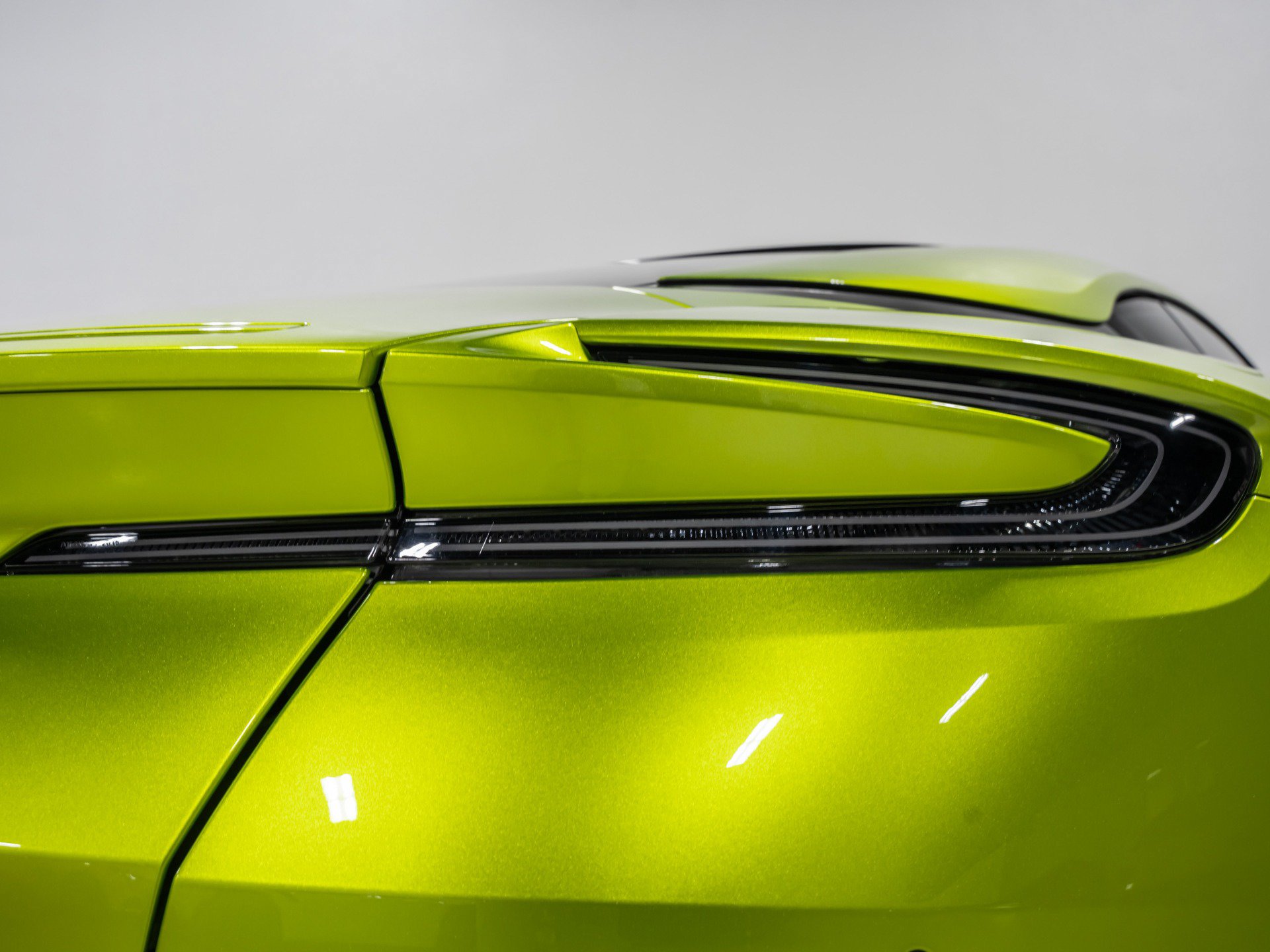 Used 2024 Aston Martin DB12 Coupe RWD image 24
