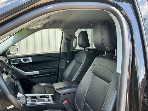 Used 2022 Ford Explorer XLT w/ Equipment Group 202A AWD/4WD image 9