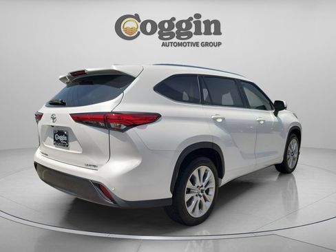 Used 2022 Toyota Highlander Limited FWD image 6