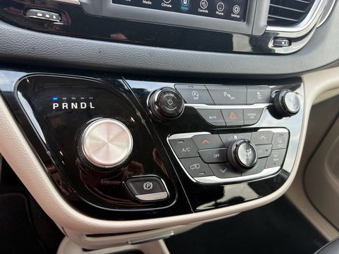 Used 2020 Chrysler Pacifica Touring-L image 19