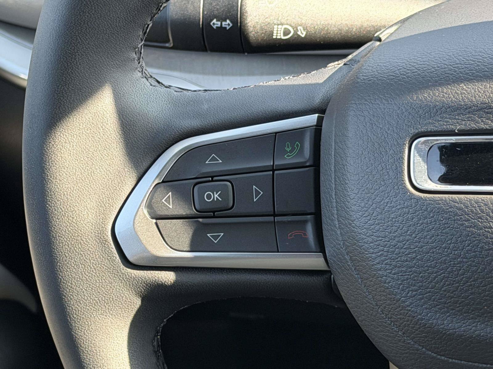 Used 2025 Jeep Compass Limited AWD/4WD image 17