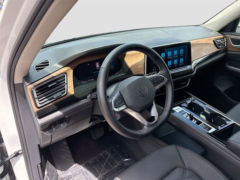 Used 2025 Volkswagen Atlas SE FWD image 9