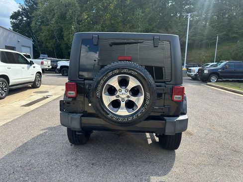 Used 2018 Jeep Wrangler Unlimited Sahara image 4