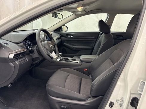 Used 2025 Nissan Altima 2.5 SV FWD image 19