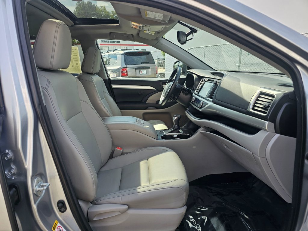 Used 2016 Toyota Highlander XLE AWD/4WD image 10