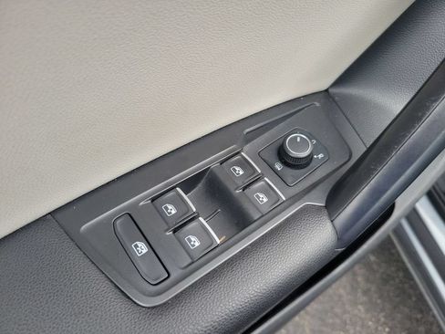 Used 2021 Volkswagen Tiguan SE FWD image 22