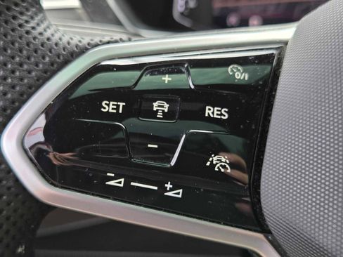 Used 2024 Volkswagen Tiguan SEL R-Line image 32