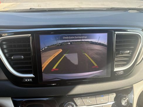 Used 2023 Chrysler Pacifica Touring-L FWD image 18