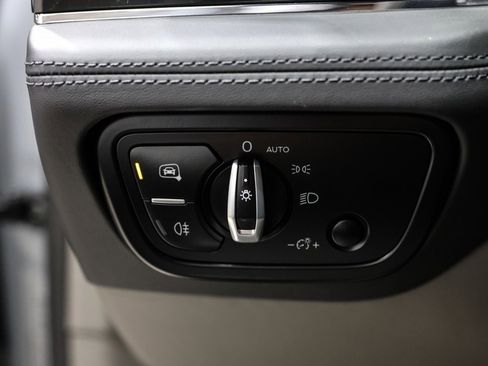 Used 2022 Bentley Bentayga image 44