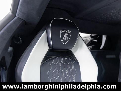 Used 2025 Lamborghini Revuelto image 43